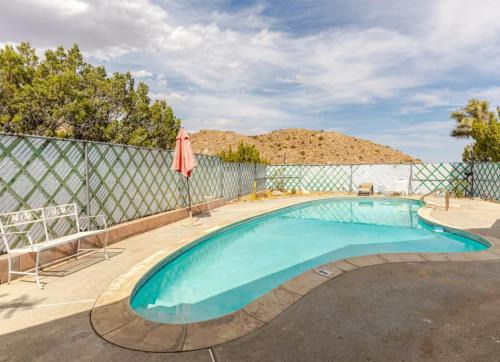 Yucca Valley House | Mid-Century Hideaway - privat Pool & King Bed