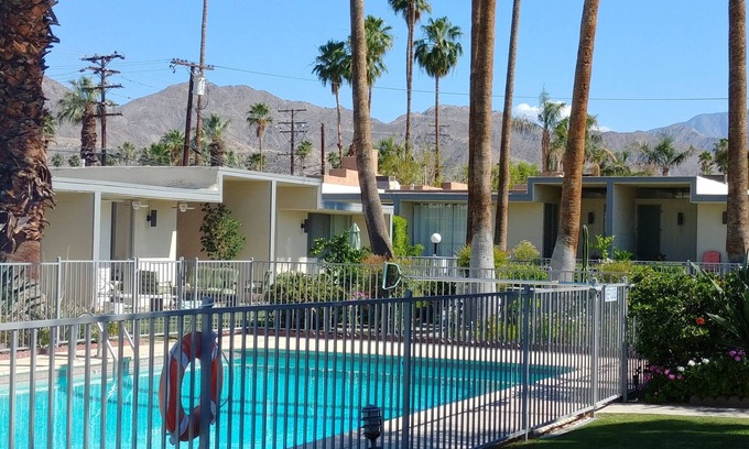 Palm Desert Condo | Mid-Century Modern California Classic Condo