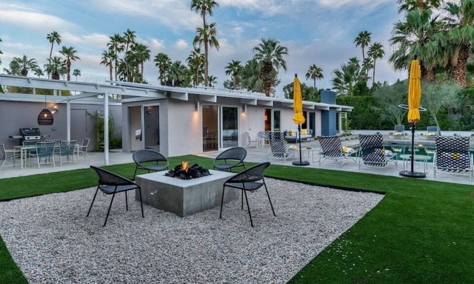 Vista Las Palmas House | Mid-Century w/ Pool, Mountain Views and Easy Walk to Downtown Palm Springs