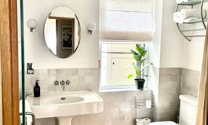 Farringdon Condo | Midcentury apartment in the heart of London