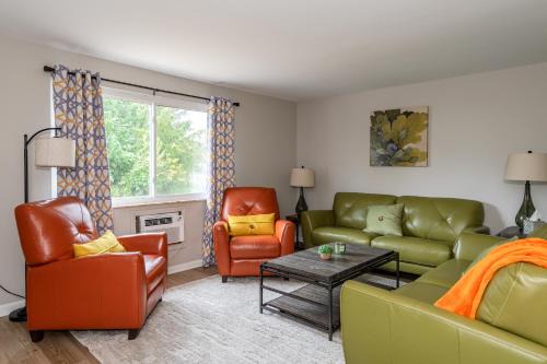 Kettering Apartment | Midcentury Modern 2br Comfort Near The Greene!