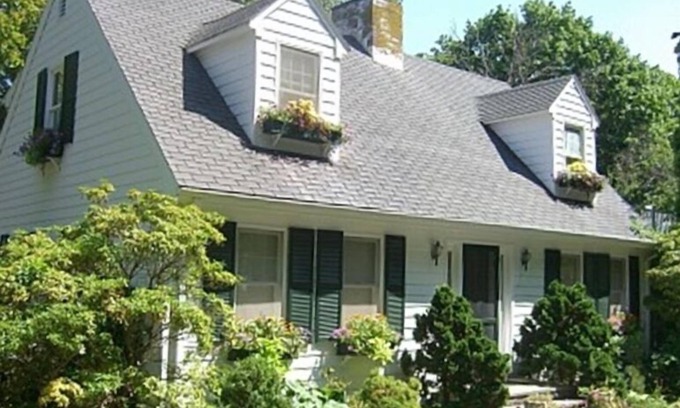 Middletown House | Middletown, Rhode Island: Oceanview, Indian Ave., Near Newport