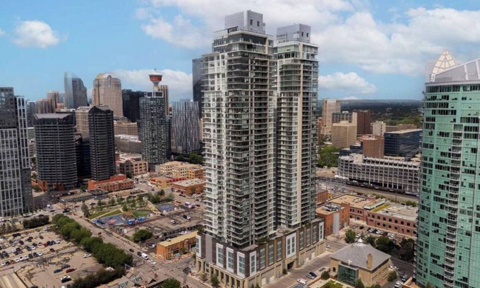 Downtown Calgary Apartment | Midnight Rose-Your Elevated Stay!