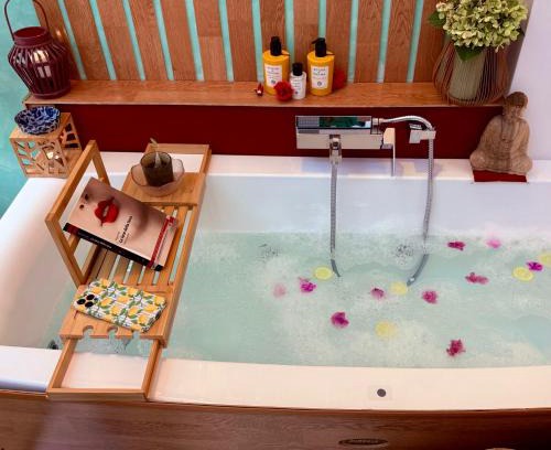Rione II Trevi Apartment | Midorigami Jacuzzi suite Spanish Steps apt