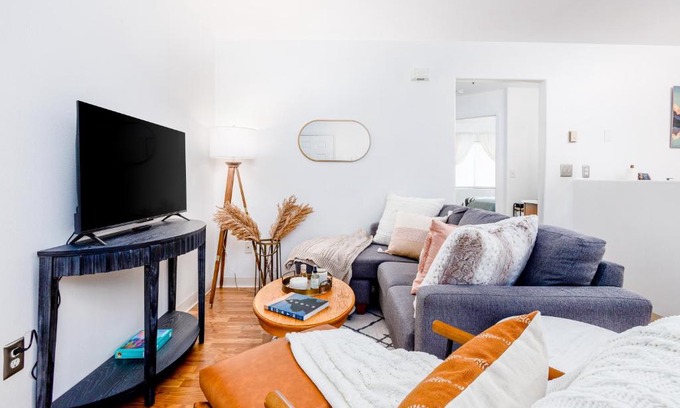 North Star Apartment | Midtown Classic