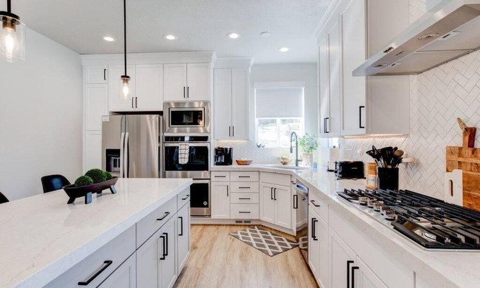 Midway House | Midway to Heaven! BRAND NEW 5 bed 4.5 bath, HOTTUB