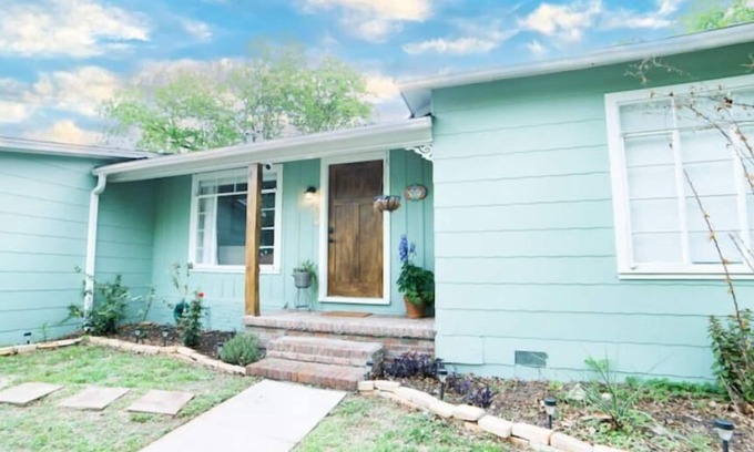 Alamo Heights House | Mil TDY Per Diem Match! Entire House; Pet-Friendly