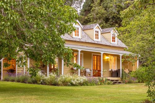 Akaroa House | Mill Cottage with Spa Pool & Sauna