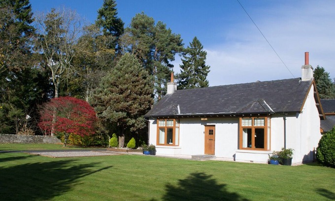Rattray House | Millbank Cottage - a lovely holiday home with a large garden