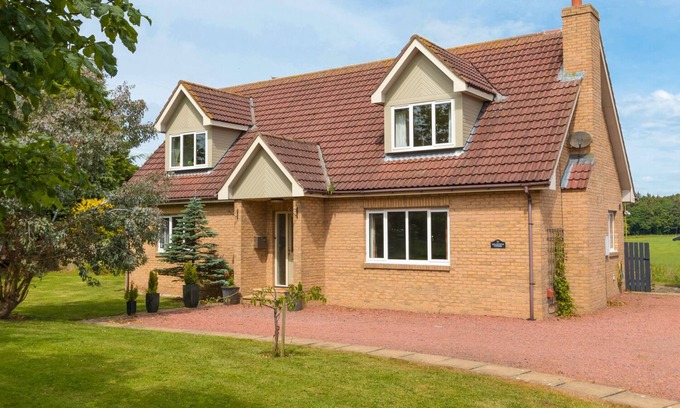 South Charlton Cottage | MILLENNIUM COTTAGE, family friendly, with open fire in Christon Bank