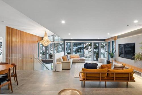 Hyams Beach House | Mimosa Lodge - 250m to Chinamans Beach in Jervis Bay!