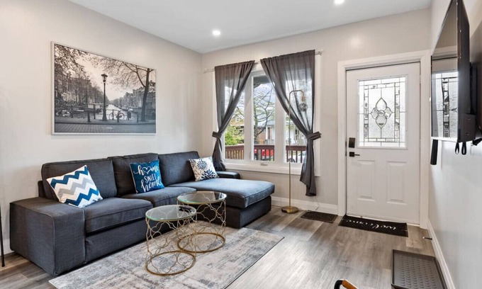 Bridgeview House | Min to DT/USA - Luxurious House - 4bed-2bath