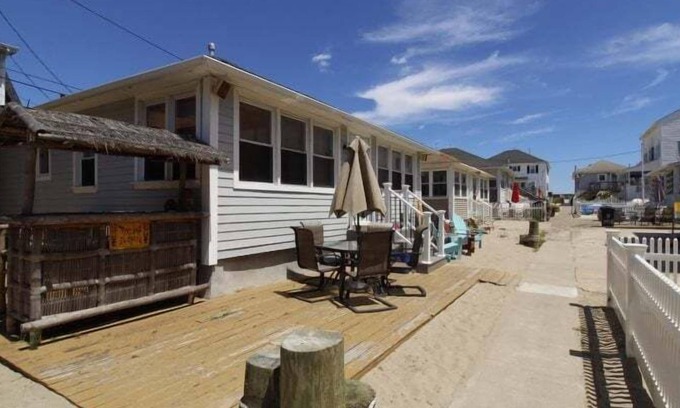 Point Pleasant Beach Cottage | MIN8 | 3BR Beach Cottage Set in the Sand on private walk-up lane! by Shore Points Vacations
