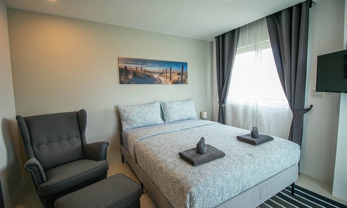 Kram Condo | Mini Studio Lake View, Kitchen, AC and Wi-Fi