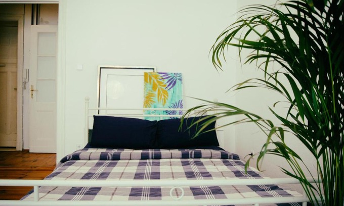 Friedenau House | Minimal Room in a Family home