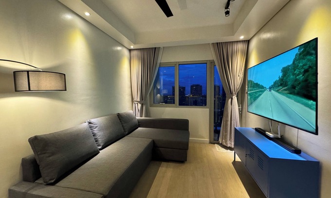 Pembo Apartment | Minimalist 1BR Exec Suite + Best City View of BGC