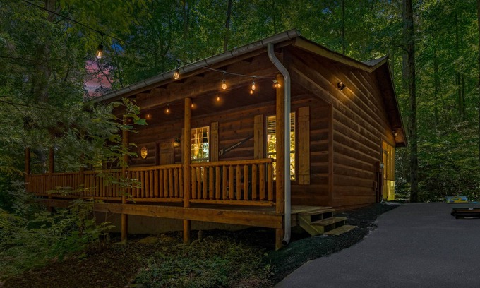 Townsend Cabin | Mins to Cade's Cove! Dreamy Cabin and Outdoor Oasis! Hot Tub & Firepit!