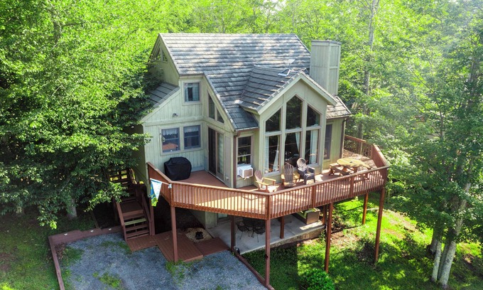 Davis Cabin | Mins to Downtown Davis! Pool Access! Dog friendly!