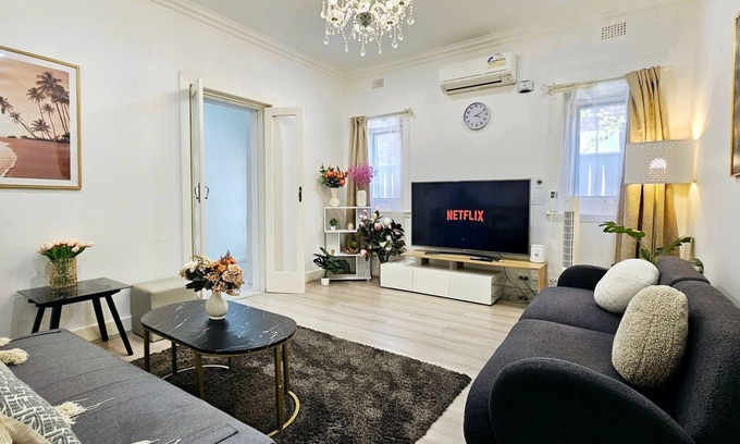 Burwood House | Mins to Mall Convenient 3Beds Classic Charm Home