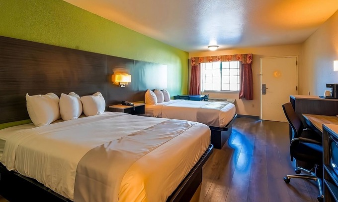 Sweet Home House | Minutes from Yoakum Heritage Museum! Parking, FREE Breakfast and Parking!