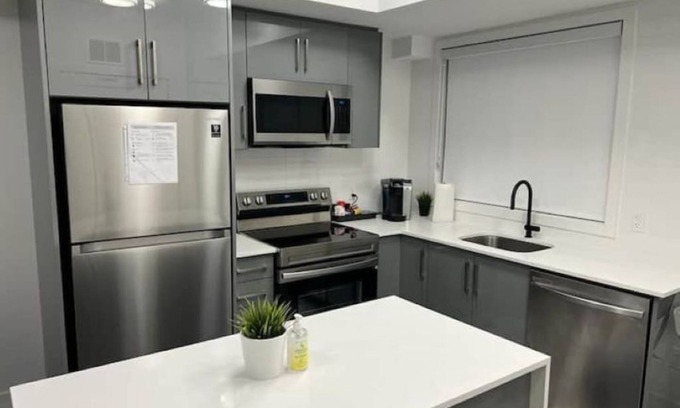Niagara Falls House | Minutes To The Falls: Stylish Townhome Gem!