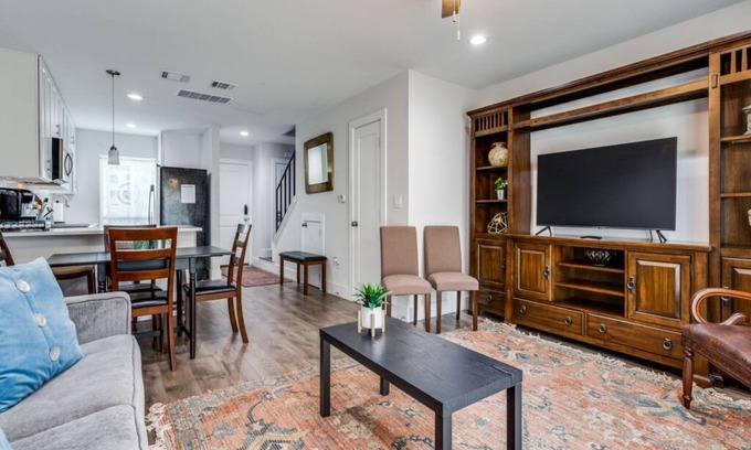 South Lamar Condo | Minutes to trendy spots, free parking, new inside!