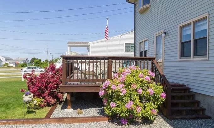 Misquamicut Apartment | Misquamicut Beach Bungalow - 2 bedroom apartment with WiFi, A/C