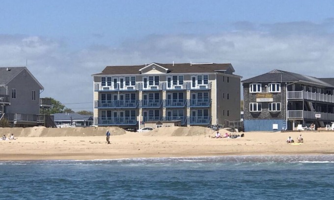 Misquamicut Hotel | Misquamicut Beach Front Inn