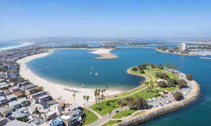 South Mission Beach House | Mission Point Buyout by Avantstay Two Unit Buyout w/Patio, Fire Pit & Close to Beach! 6bdrs