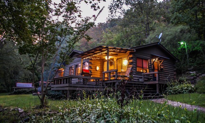 Mineral Bluff Cabin | MISTY RIVER- 2BR/2BA CABIN ON THE TOCCOA RIVER, HOT TUB, WIFI, PET FRIENDLY, FIRE PIT, WOOD BURNING