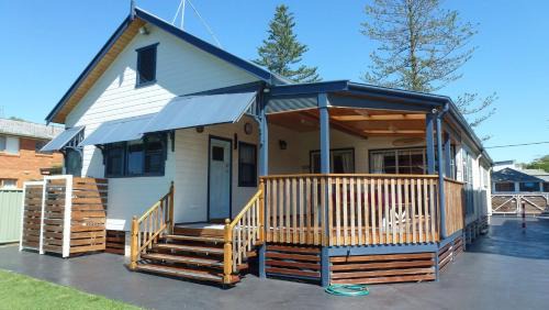 South West Rocks House | Mistys Beachside Cottage - Bring your own linen.