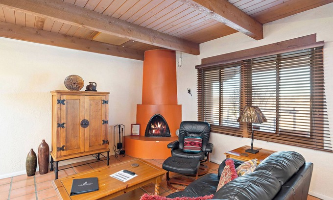 Northeast Santa Fe Hotel | Mix Old And New - Rustic But Updated Fort Marcy Condo