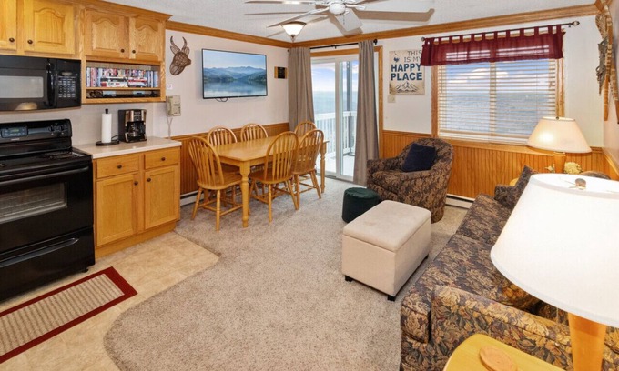 Snowshoe Apartment | ML390 King Bed Sleeps 8 Quiet Mountain View WiFi