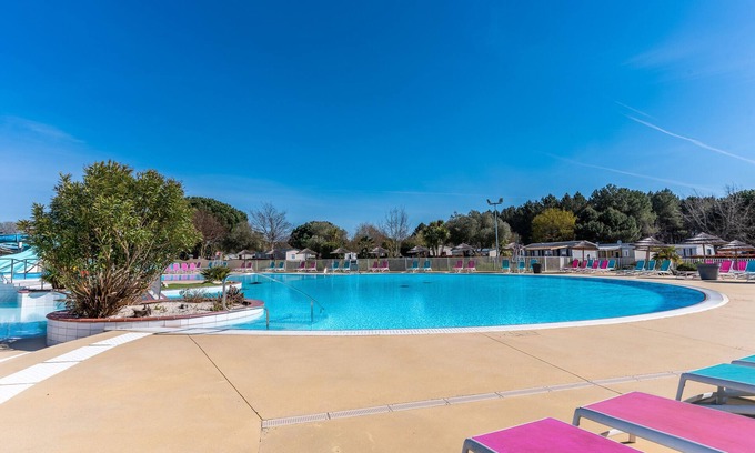 Gastes House | Mobile Home 'Au Bonheur Des Landes' with Shared Pool, Private Terrace and Air Conditioning