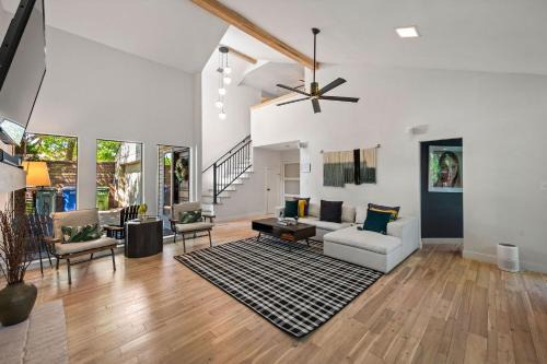 Garland House | Mod Lux 6BedRm Villa with Enchanted Treehouse over Winding Creek by Vacation Your Way