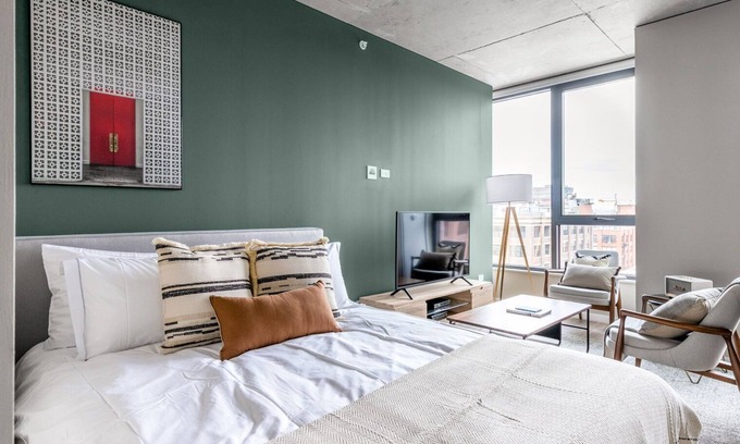 West Loop Apartment | Mod West Loop Studio w/Gym, Pool, nr. Restaurant Row, by Blueground