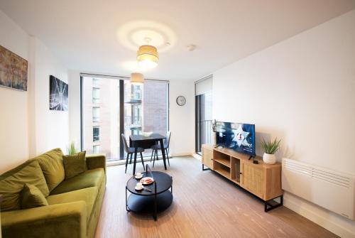 Salford Apartment | Modern 1-Bed Apartment Near City Centre, Arndale, Spinningfields, MediaCityUK, Old Trafford & Etihad, Sleeps 4, Netflix, Gym, Balcony, Nespresso Machine, Perfect for Long & Short Stays, Leisure, Contractors & Professionals!