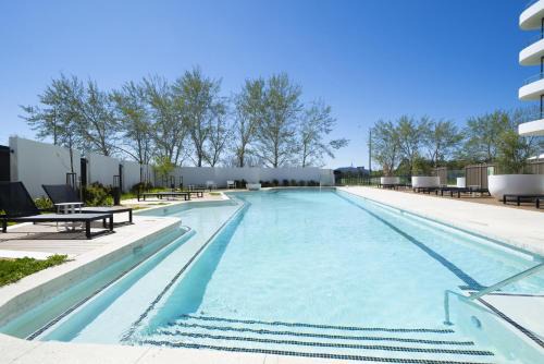 Phillip Apartment | Modern 1-Bed Apartment With Parking, Pool and Gym