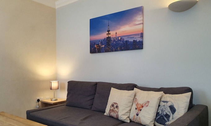 Swindon Apartment | Modern 1 Bed in Old Town. Ideal for Food & Drink!