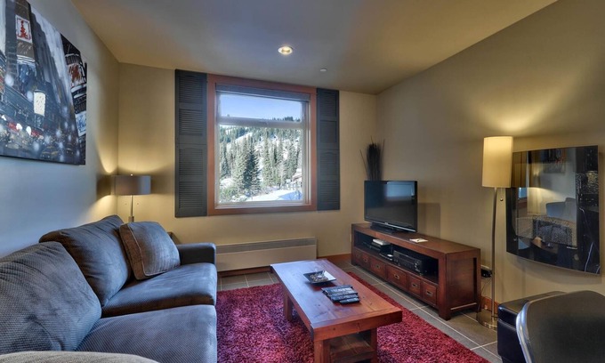 Sun Peaks Cabin | Modern 1 bedroom apartment in village centre