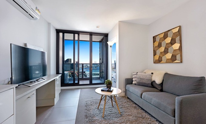 Melbourne Central Business District Apartment | Modern 1-BR Apartment + Seaview!