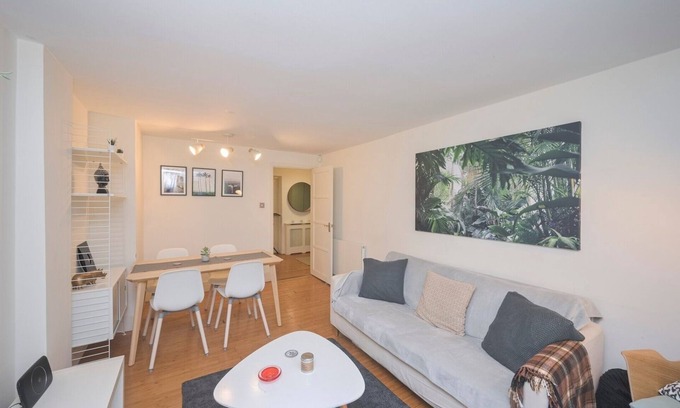 Victoria Apartment | Modern 1BD Basement Flat Near Victoria Park London
