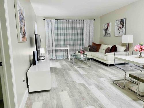 Aventura Apartment | Modern 1BR 1BA Condo 1Block to Aventura Mall