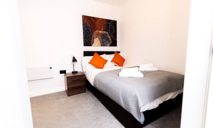 Holbeck Apartment | Modern 1BR Apt with City Views - Walk to Leeds CC