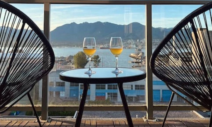 Downtown Eastside Apartment | Modern 2 Bd apartment with stunning Mountain Views