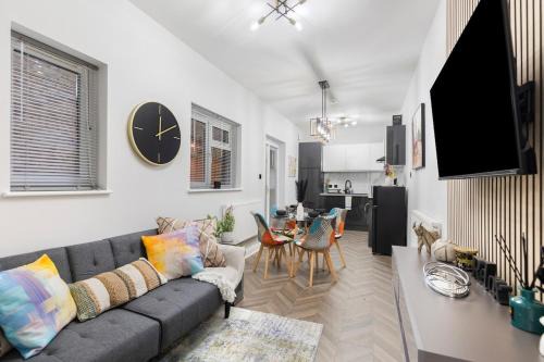 Bow West Apartment | Modern 2 Bed apartment in Bow with garden