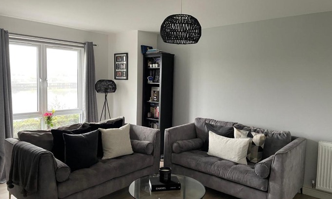 Glasgow Apartment | Modern 2 bed apartment-perfect location for Cop26