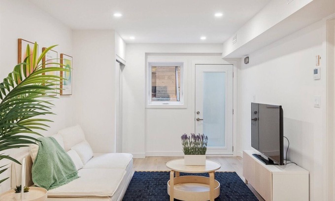 Midtown Toronto Apartment | Modern 2-Bedroom, Newly Renovated in Central Toronto
