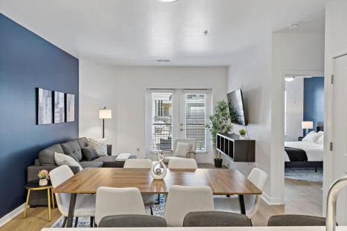 Cherry Apartment | Modern 2BD - 5 Min DT, Gym, Parking, W-D - Sleeps 12