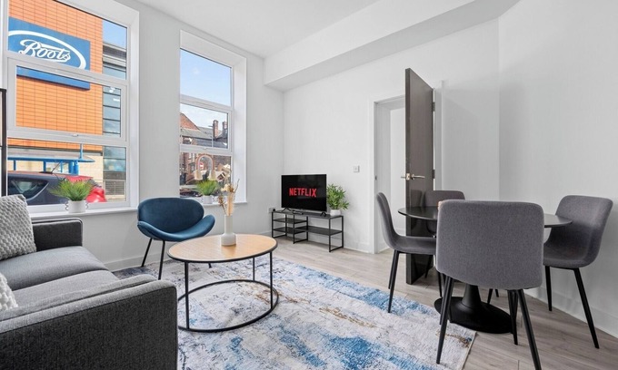 Warrington Apartment | Modern 2BD City Apartment
